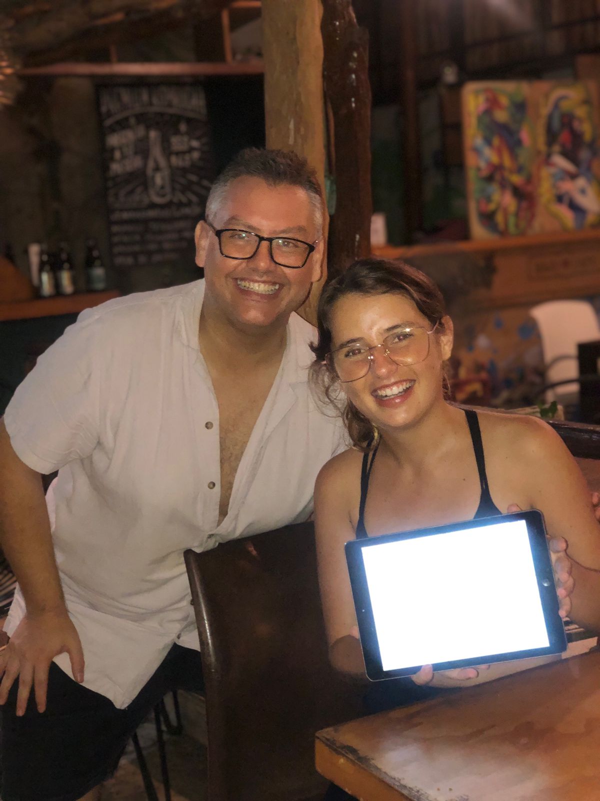 Clara Blousson con Gabriel tras su sesi&oacute;n de astrolog&iacute;a laboral